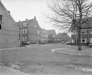 880375 Gezicht op de R.K. St.-Ludgerusschool voor kleuteronderwijs en lager onderwijs (St.-Willibrordusstraat 9) te ...